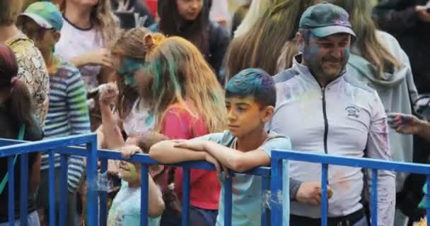 Novosibirsk Rusland - 21.07.2018: dansende menigte op Holi Festival van kleuren. Menigte van mensen gekleurd poeder en plezier. — Stockvideo