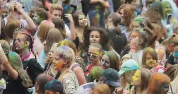 NOVOSIBIRSK RUSSIA - 21.07.2018: multidão dançante no Holi Festival Of Colors. Multidão de pessoas pó colorido e se divertindo . — Vídeo de Stock