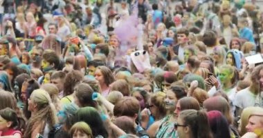 Novosibirsk Rusya - 21.07.2018: kalabalık Holi Festival renkler üzerinde dans ediyor. İnsan kalabalığı renkli toz ve having fun.