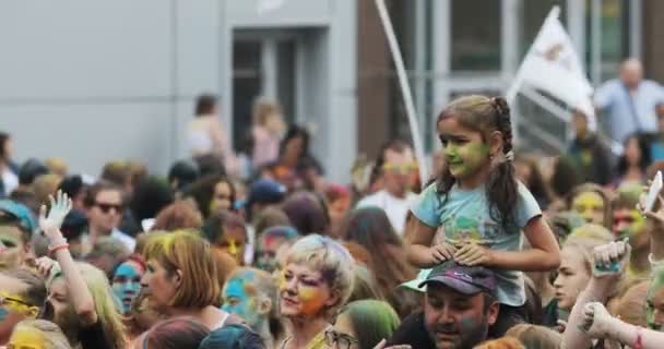 НОВОСИБИРСКАЯ РОССИЯ - 21.07.2018: танцевальная толпа на Holi Festival Of Colors. Толпа людей цветной порох и весело провести время . — стоковое видео