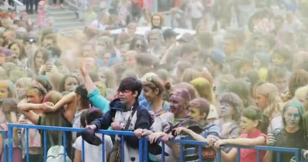 Novosibirsk Rusland - 21.07.2018: dansende menigte op Holi Festival van kleuren. Menigte van mensen gekleurd poeder en plezier. — Stockvideo