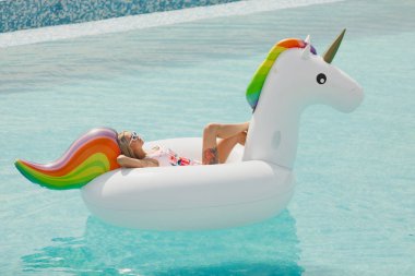 Güneş kadın bikini yüzme havuzunda keyif. Yaz tatili