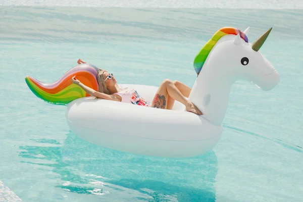 Enjoying suntan Woman in bikini in the swimming pool. Summer Vacation — Stock Photo, Image
