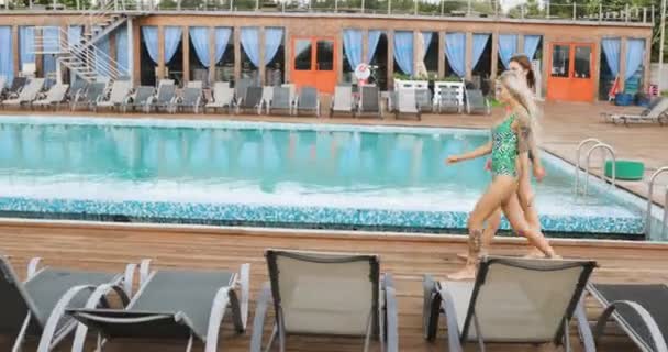 Sexy Belle femme marchant autour de la piscine — Video