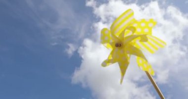 sarı fırıldak oyuncak mavi gökyüzü karşı. Yaz konsepti