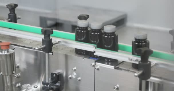 Pillenverpackungsmaschine in der Arzneimittelherstellung der pharmazeutischen Industrie. Produktionslinie für Tablettenverpackungen 4k — Stockvideo