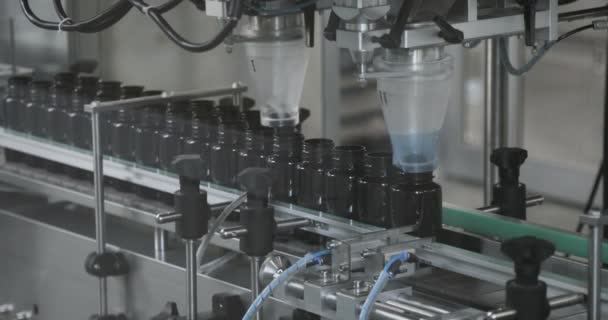 Proceso de producción de píldoras, tabletas. Concepto farmacéutico industrial. Equipo de fábrica y máquina. 4K — Vídeos de Stock