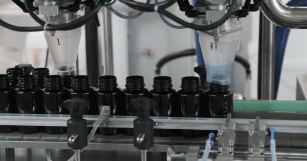 Pigułki maszyny pakującej w medycynie produkcji przemysłu farmaceutycznego. Linii produkcyjnej dla tabletu opakowanie 4k — Wideo stockowe