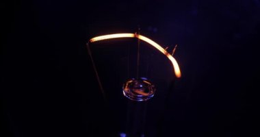 Gerçek açma, titrek ve dönme uzakta ampul. Makro.