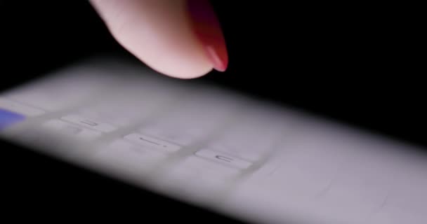 Mano de mujer usando el teléfono móvil en la oscuridad. de cerca — Vídeo de stock