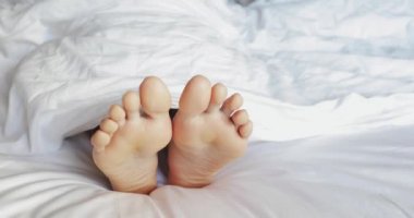 Yatakta dans kadın ayakları. Portre