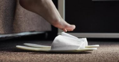 Kadın kadın ayak içinde yatak odası yakın çekim yürüyüş sabah yataktan kalkmak. İnce diken üstünde yürüyen kadın