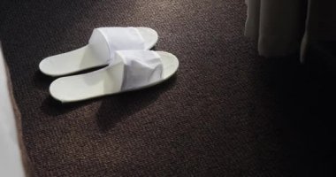 Kadın kadın ayak içinde yatak odası yakın çekim yürüyüş sabah yataktan kalkmak. İnce diken üstünde yürüyen kadın