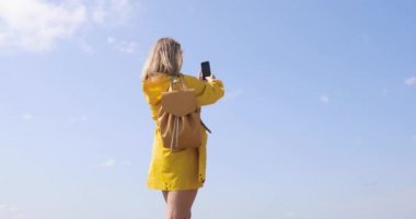 Kadın alarak fotoğraf tatil seyahat macera zevk doğal manzara doğa arka plan görünüm fotoğraf çekme smartphone ile dağlarda