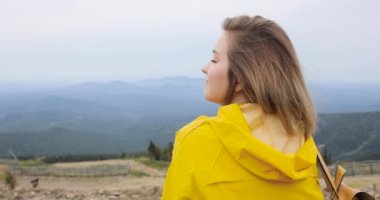 Turizm kavramı bir dağın tepesinde bir kız arkadan görünüş