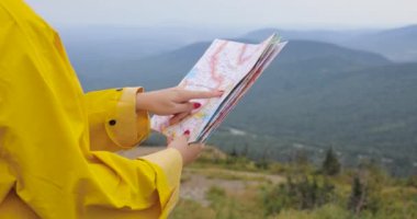 Dağın tepesinde haritaya bakıyordum genç kadın uzun yürüyüşe çıkan kimse