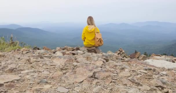 Vue Arrière Une Fille Sommet Une Montagne Concept Tourisme — Video
