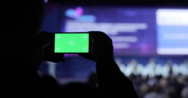 video alma kişi ve fotoğraf üstünde hareket eden smartphone Konferansı'nda. Yeşil ekran dahil luma mat ile. İş insanlar seminer konferans toplantı Office eğitim kavramı