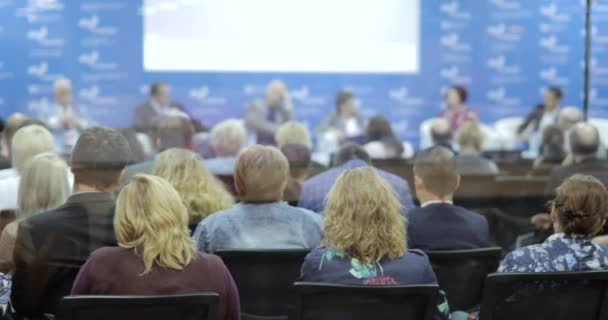 Masterclass no Congresso. Pessoas Espectadores Audiência Pública assistindo palestra de mestrado. pessoas em uma conferência ou apresentação, oficina, master class — Vídeo de Stock