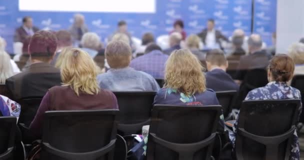 Masterclass Kongresi'nde. İnsanlar seyirci genel izleyici katılıyor ana ders. insanlara bir konferans ya da tanıtım, atölye, ana sınıfı — Stok video