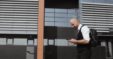 Sokakları iş bölgesi üzerinde yürüme ve cep telefonuyla işadamı