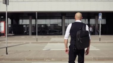 İş Merkezi, Havaalanı, office için yürüyüş genç şık kel işadamı. Konsept: seyahat dünya, iletişim, kişiler, yeni anlaşma, başarı yeni bir iş. Arkadan görünüm