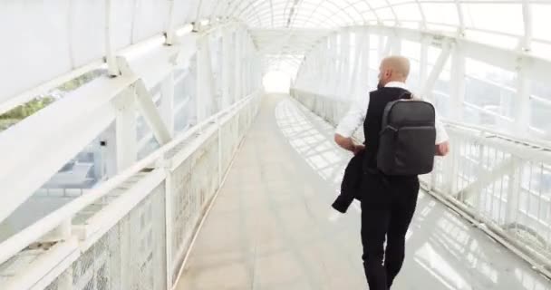 Business man traveler running in hurry in the airport or to a meeting — Stock Video
