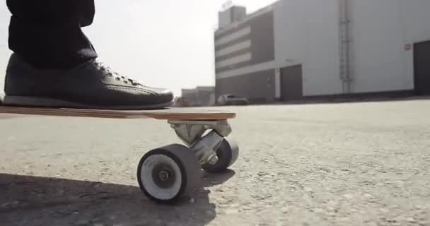 Närbild skateboardåkare affärsman Rider utomhus — Stockvideo