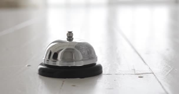 Ember gyűrűzés hotel recepció bell, férfi kézzel nyomja Szállás call bell, a fából készült recepció recepció — Stock videók
