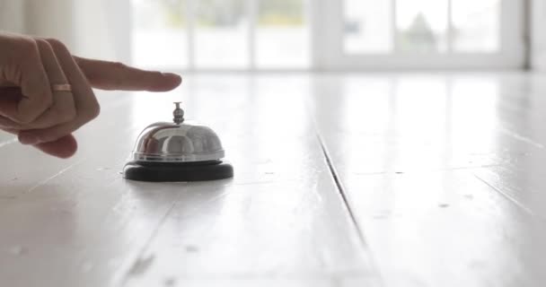 Moderne luxe hotel teller receptie met bell - Hand slaat de klok op de receptie van het hotel — Stockvideo