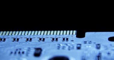 bilgisayar donanım parçaları çipleri yüzeyi kaymak dollymacro çekim, anakart, işlemci, curcuits 4k makro bilgisayar çipleri devreleri kapatın.