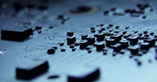 De microchip, de chip, de processor op het bord draait rondom de camera en de glitter van interne structuren. Macro. Closeup. — Stockvideo