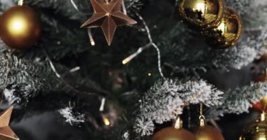 Tebrik sezon kavramı. Dolly süsler dekoratif ışık ve düşen kar ile Noel ağacı üzerinde