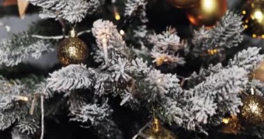 Noel ağacı üzerinde renkli baubles ile arka plan