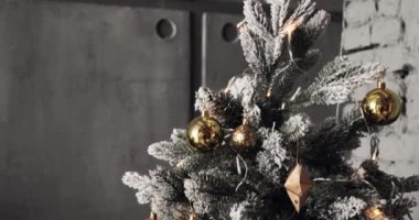 Noel ağacı Noel topları. Noel ağacı üzerinde renkli baubles ile arka plan