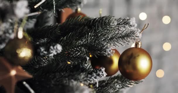 Weihnachtsdekoration am Baum mit Lichtern. Weihnachtsbaum mit Weihnachtslicht. — Stockvideo