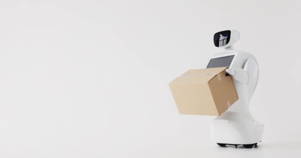 Robot autónomo humanoide con caja de cartón en mano. Sistema cibernético hoy. Tecnologías robóticas modernas. fondo blanco — Vídeos de Stock