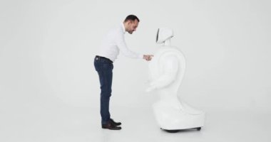 Sibernetik sistem bugün. Modern robotik teknolojiler. Özerk insansı robot. onun değmek perde kullanan bir adam. Yüksek teknoloji sistemi bugün. Toplumda yenilikçi Yardımcısı