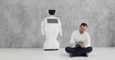 adam bir robot okşayarak. bir robot ile dostluk. Modern Robotik teknolojiler. Bir adam bir robot ile iletişim kurar.,