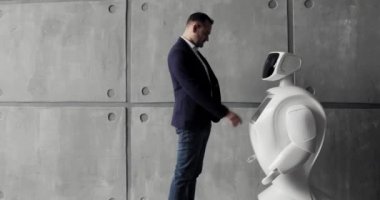 Sibernetik sistem bugün. Modern robotik teknolojiler. Özerk insansı robot. onun değmek perde kullanan bir adam. Yüksek teknoloji sistemi bugün. Toplumda yenilikçi Yardımcısı