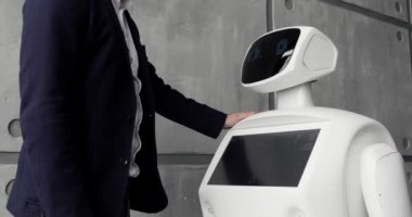 Sibernetik sistem bugün. Modern robotik teknolojiler. Özerk insansı robot. onun değmek perde kullanan bir adam. Yüksek teknoloji sistemi bugün. Toplumda yenilikçi Yardımcısı