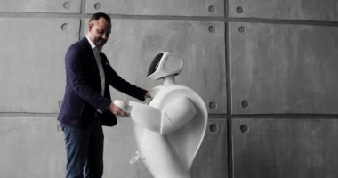 Sibernetik sistem bugün. Modern robotik teknolojiler. Özerk insansı robot. onun değmek perde kullanan bir adam. Yüksek teknoloji sistemi bugün. Toplumda yenilikçi Yardımcısı