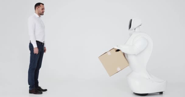 Το ρομπότ παραδίδει το πλαίσιο πακέτο. Κυβερνητικό σύστημα σήμερα. Σύγχρονη ρομποτικές τεχνολογίες. Αυτόνομο ρομπότ humanoid. — Αρχείο Βίντεο