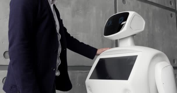 Kybernetický systém dnes. Moderní robotická technologie. Humanoidní robot autonomní. muž jeho dotykové obrazovky. High-tech systém dnes. Inovativní asistent ve společnosti — Stock video