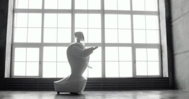 Modern Robot Teknolojileri. Robot kameraya kişiye bakıyor. Robot duygularını gösteriyor. Ellerini kaldırır, dans eder ya da öfkelenir. Ya da saldırır