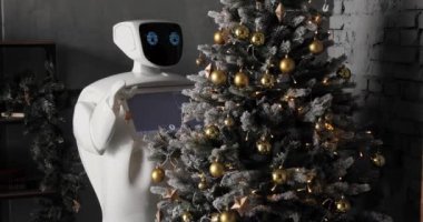 Robot Noel ağacı süsle. Sibernetik sistem bugün. Modern Robotik teknolojiler. Özerk insansı robot.