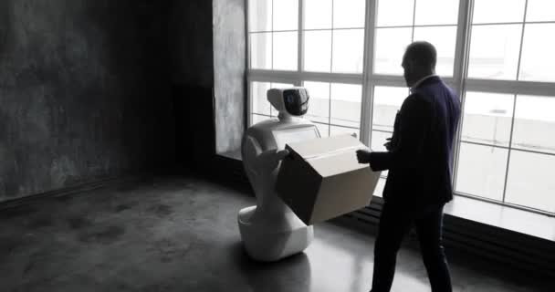 El robot entrega la caja del paquete. Sistema cibernético hoy. Tecnologías robóticas modernas. Robot autónomo humanoide . — Vídeos de Stock