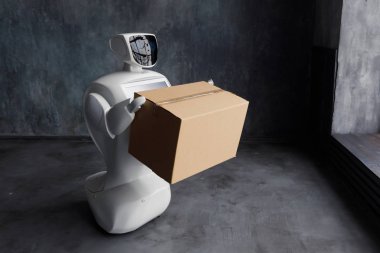 Özerk insansı robot karton kutunun içinde gri arka plan üzerinde el ile. robot parsel sunar. teslimat kavramı.