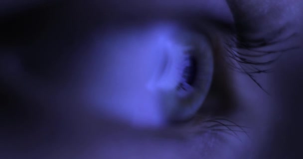 Makro-Close-up-Auge blinkt. junge Frau öffnet und schließt ihr schönes Auge. Internetsüchtiger Hacker — Stockvideo