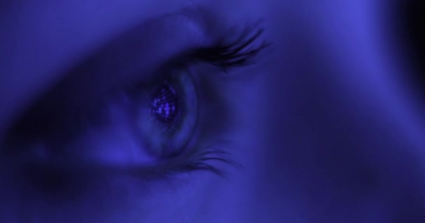 Makro-Close-up-Auge blinkt. junge Frau öffnet und schließt ihr schönes Auge. Internetsüchtiger Hacker — Stockvideo